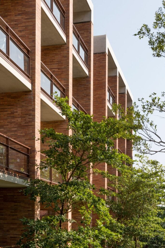 Foster + Partners uses extra-long bricks for Chinese university campus