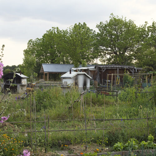 Shelter for gardeners / esnard sanz