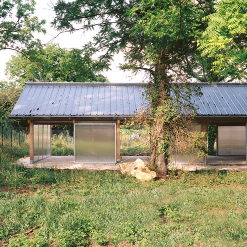 Shelter for gardeners / esnard sanz