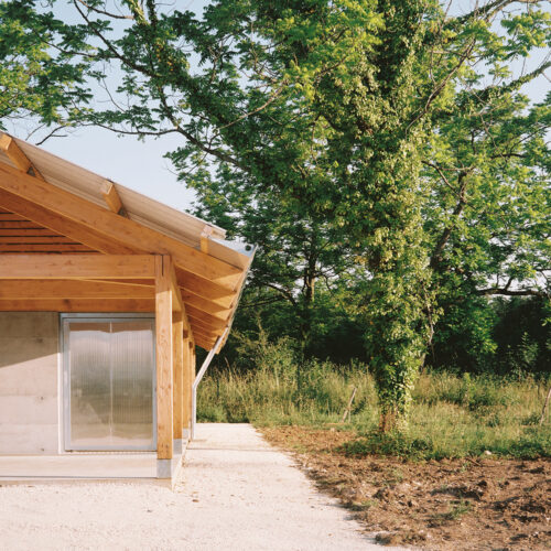 Shelter for gardeners / esnard sanz