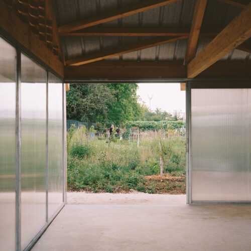 Shelter for gardeners / esnard sanz