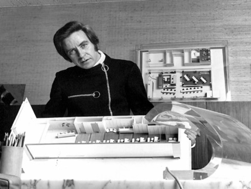 Pierre Gautier-Delaye presenting the model of the Air France agency located on Fifth Avenue in New York. © Air France.