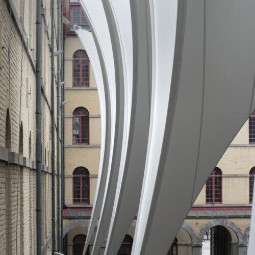 Covering of the courtyard of the carré des arts in mons / agwa + ney & partners