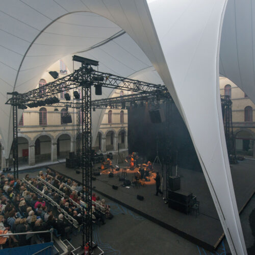 Covering of the courtyard of the carré des arts in mons / agwa + ney & partners