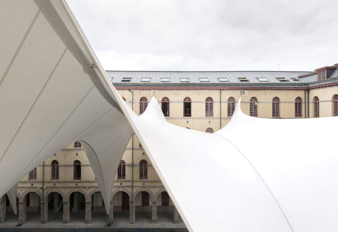 Covering of the courtyard of the carré des arts in mons / agwa + ney & partners