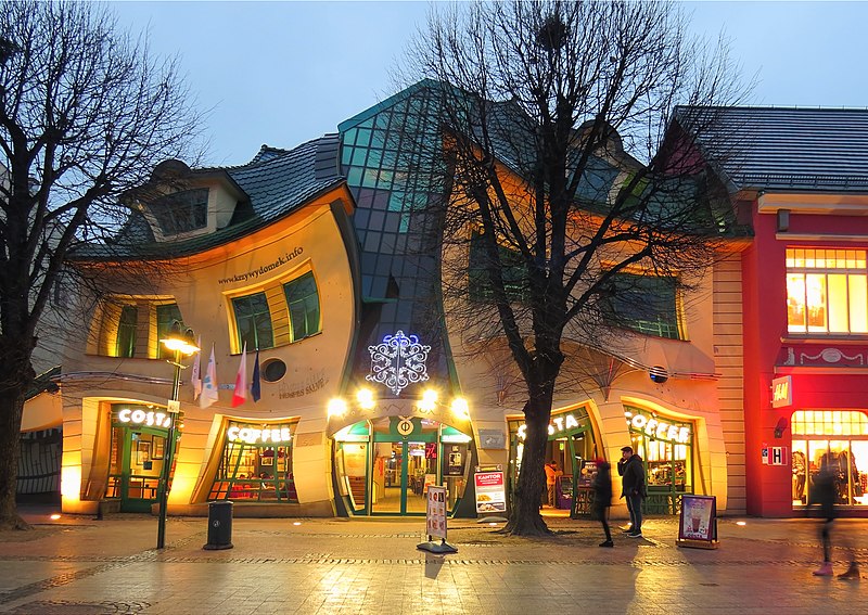 Krzywy domek (crooked house) / szotynscy & zaleski