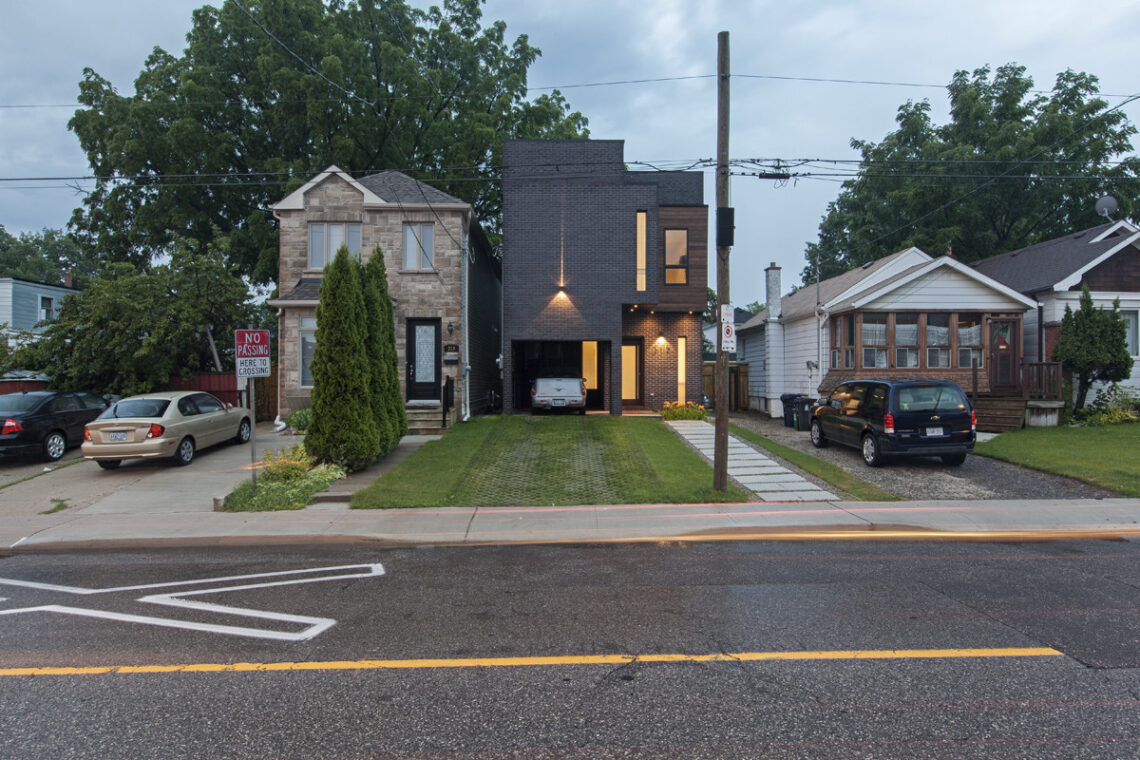 Totem house / atelier rzlbd