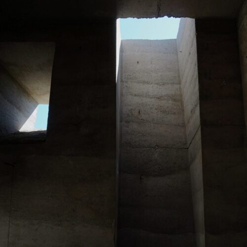 Architecture students builds rammed-earth shelter at frank lloyd wright's taliesin desert campus