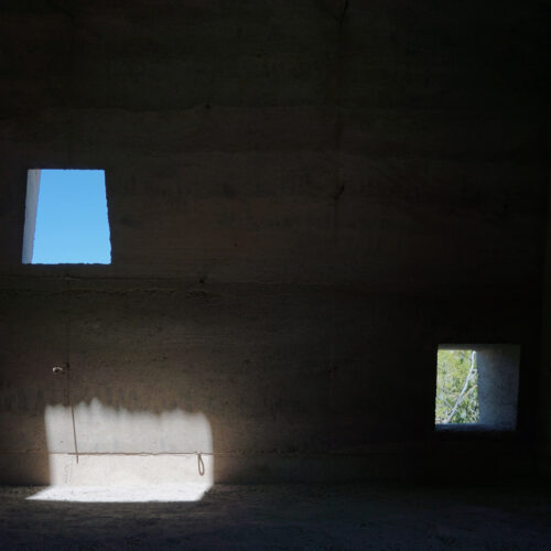 Architecture students builds rammed-earth shelter at frank lloyd wright's taliesin desert campus