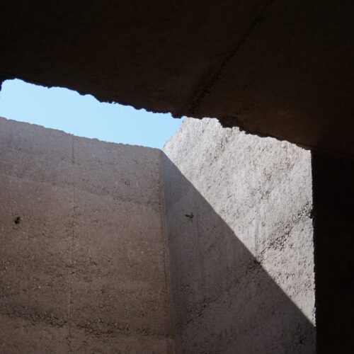 Architecture students builds rammed-earth shelter at frank lloyd wright's taliesin desert campus