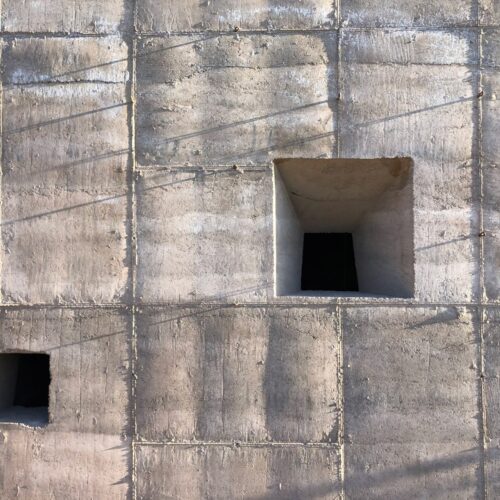 Architecture students builds rammed-earth shelter at frank lloyd wright's taliesin desert campus