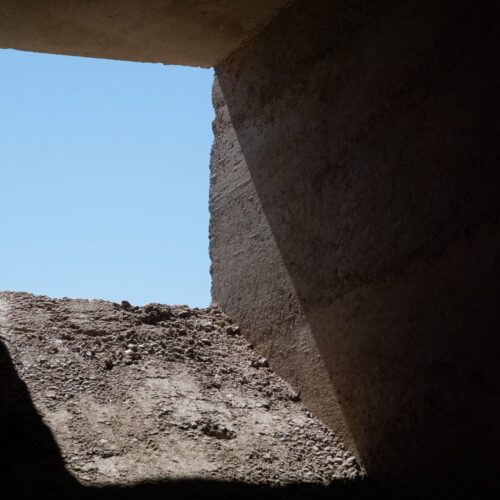 Architecture students builds rammed-earth shelter at frank lloyd wright's taliesin desert campus