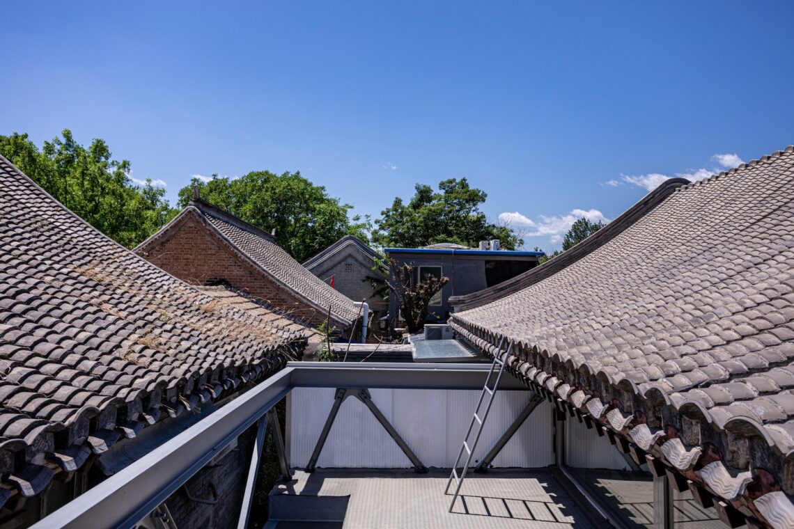 Carrying pole house / atelier kai architects