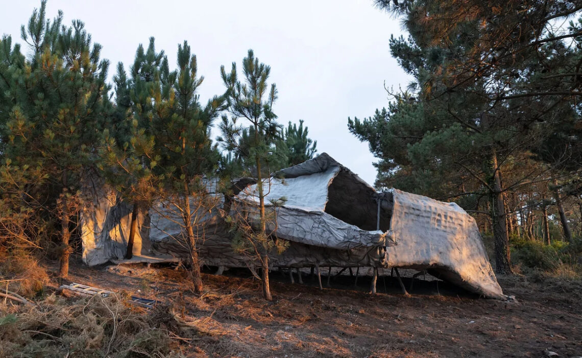 Concrete tent / ensamble studio