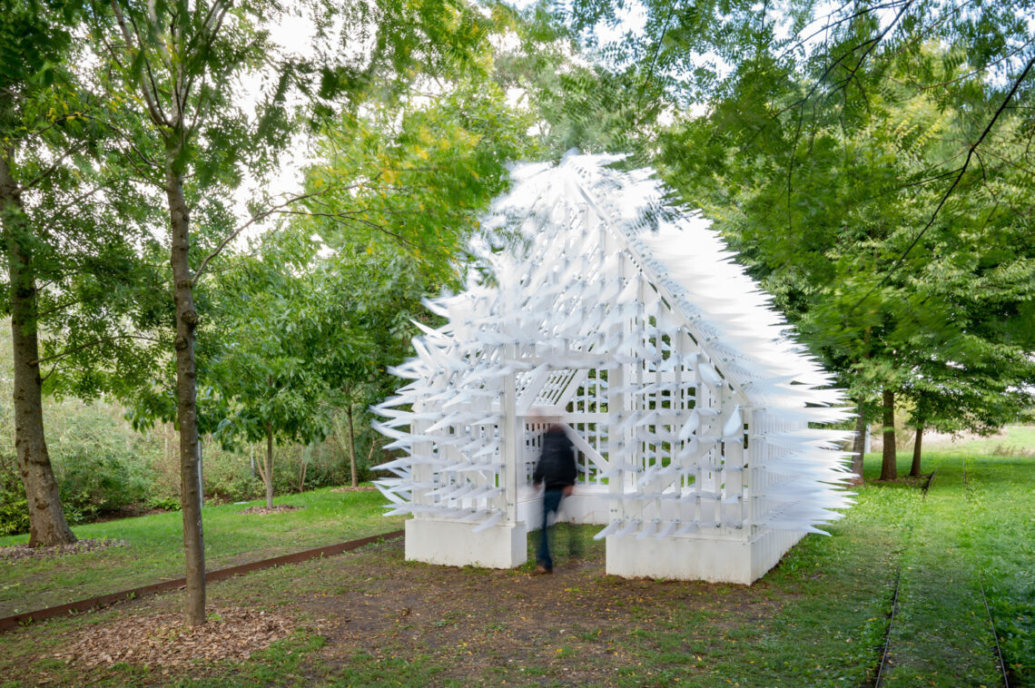 Shiver house v2 pavilion / neon