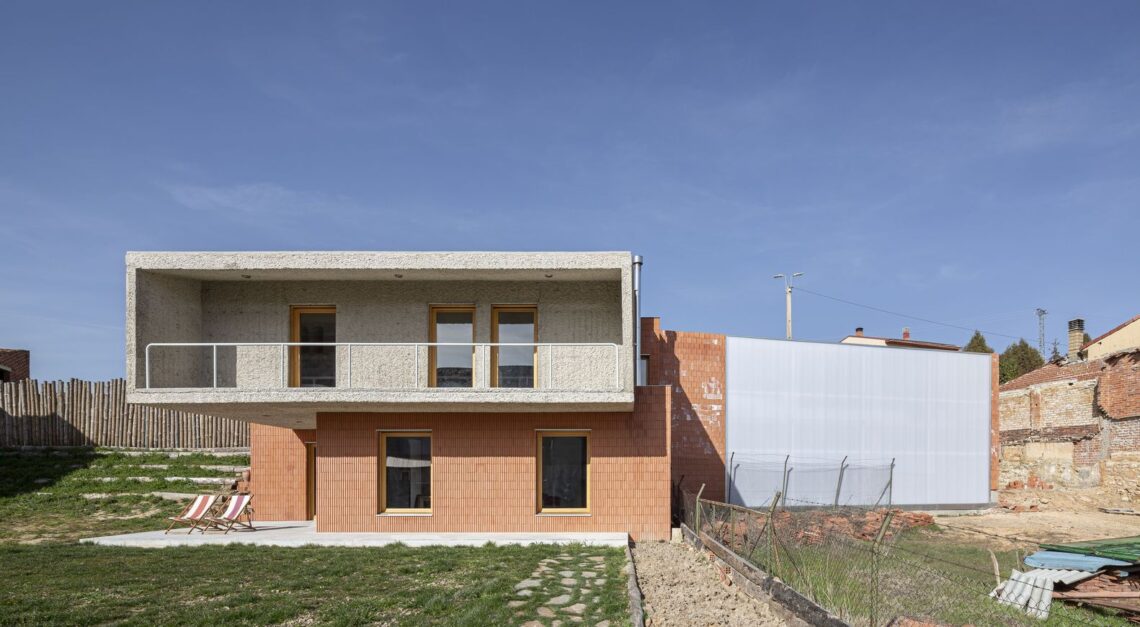 House in huerta de rey / mecanismo