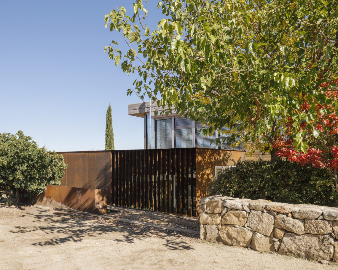 Two Piece House / delavegacanolasso