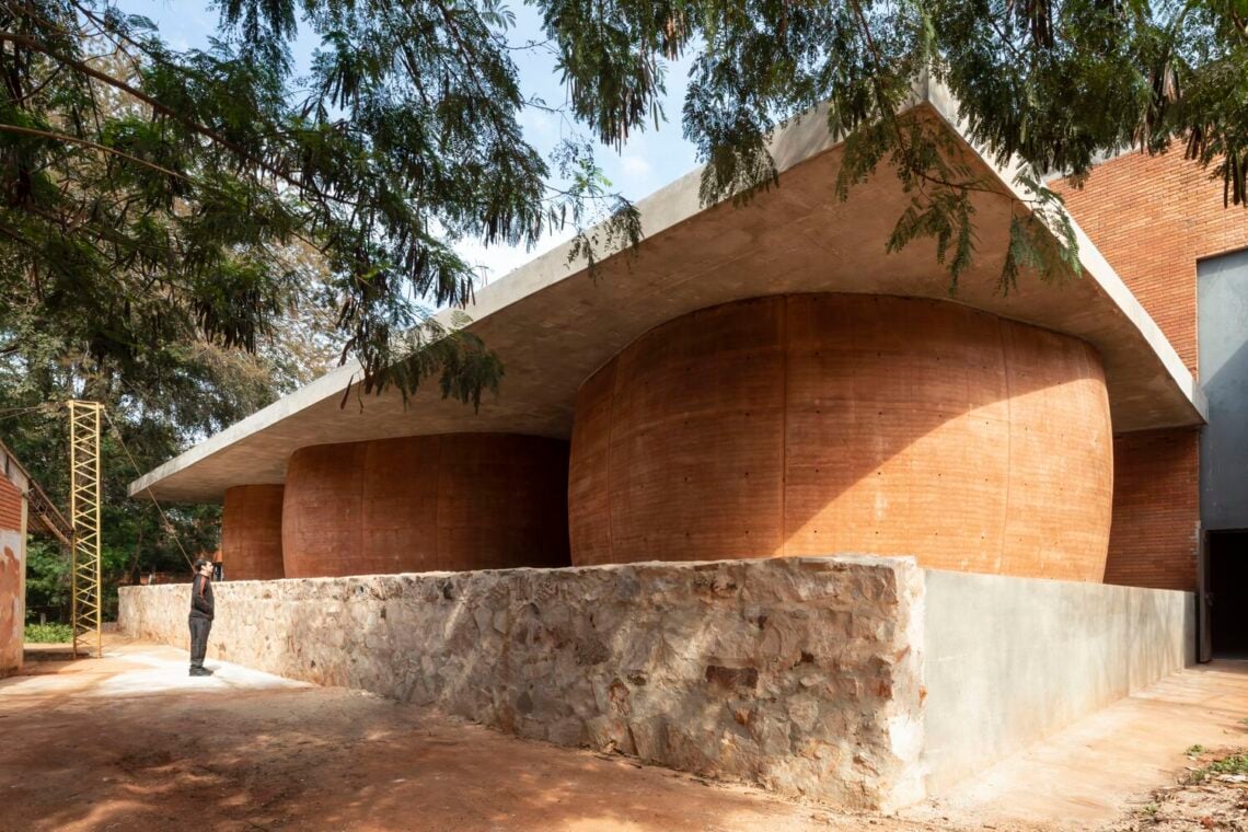 Sanitary complex faculty of architecture, design and art of the national university of asunción / alberto martinez + guido villalba + yago garcía + tda