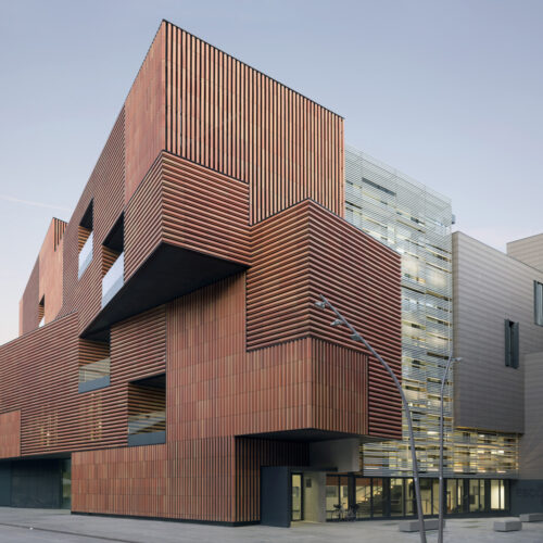 Escola massana, art and design center / estudio carme pinós