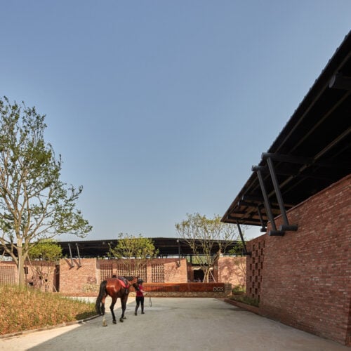 Equestrian Center in Luxelakes Eco-City / Chengdu Wide Horizon Investment Group