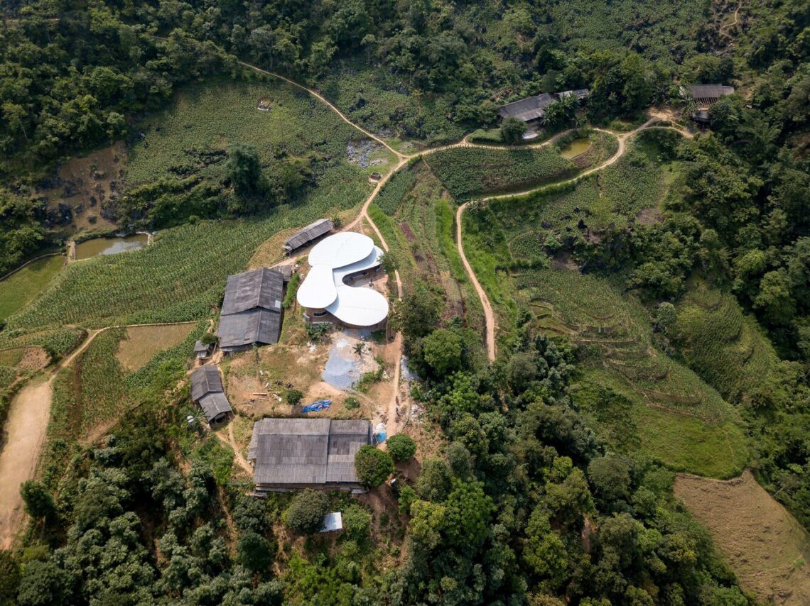 Lung vai school / 1+1>2 architects