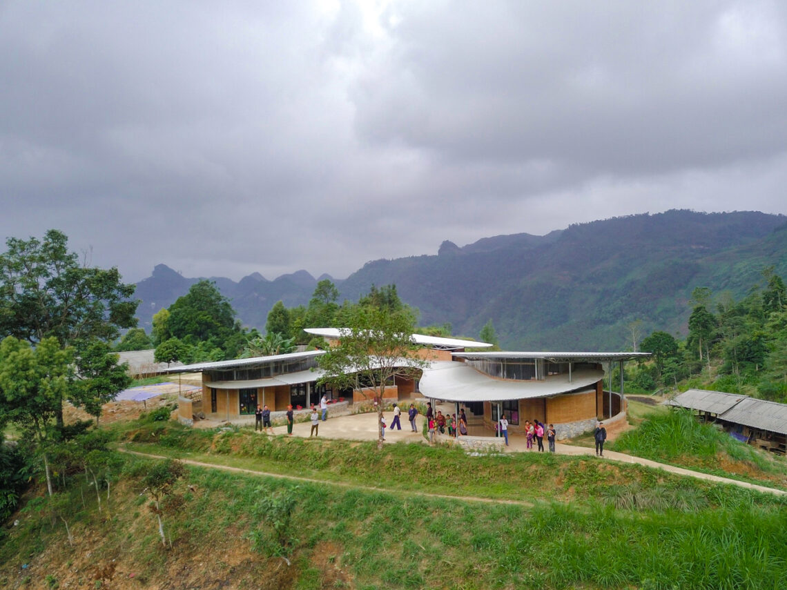 Lung vai school / 1+1>2 architects