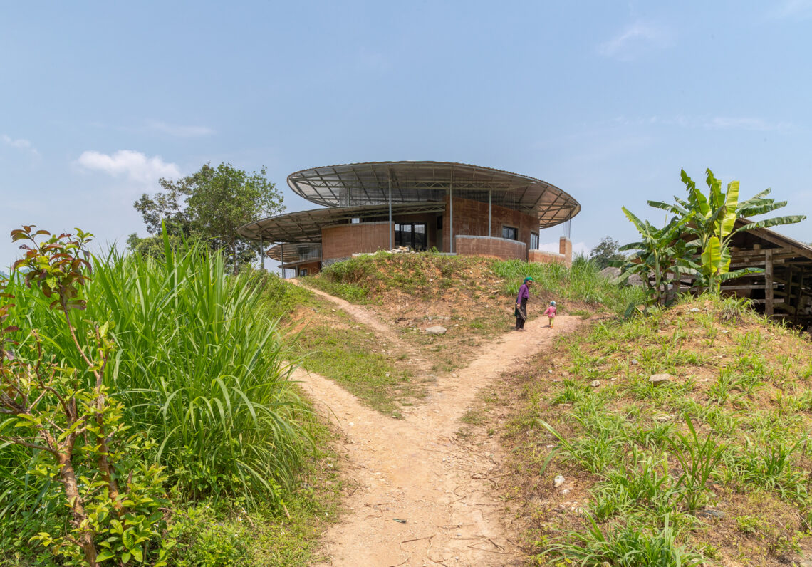 Lung vai school / 1+1>2 architects