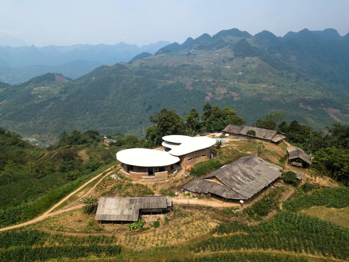 Lung vai school / 1+1>2 architects