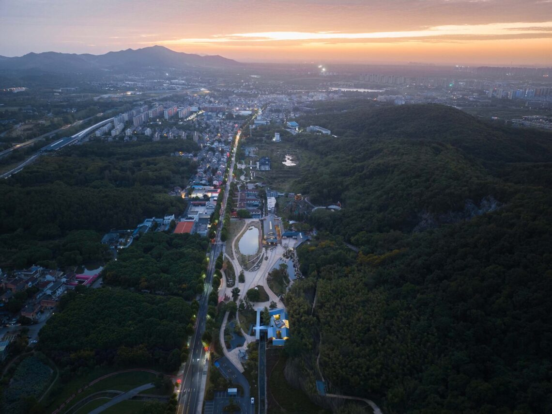 The tourist service station of tangshan ape man cave / aeseu architectural technology and art studio