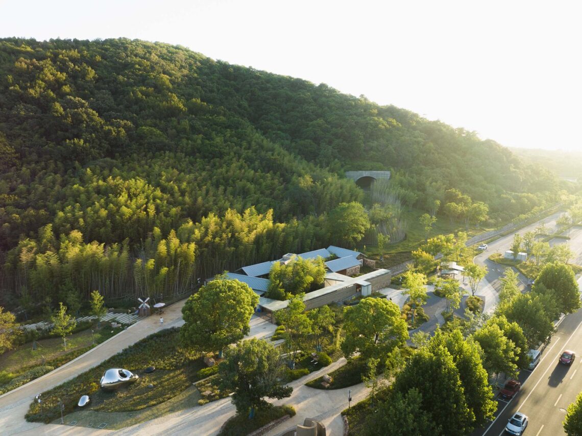 The tourist service station of tangshan ape man cave / aeseu architectural technology and art studio