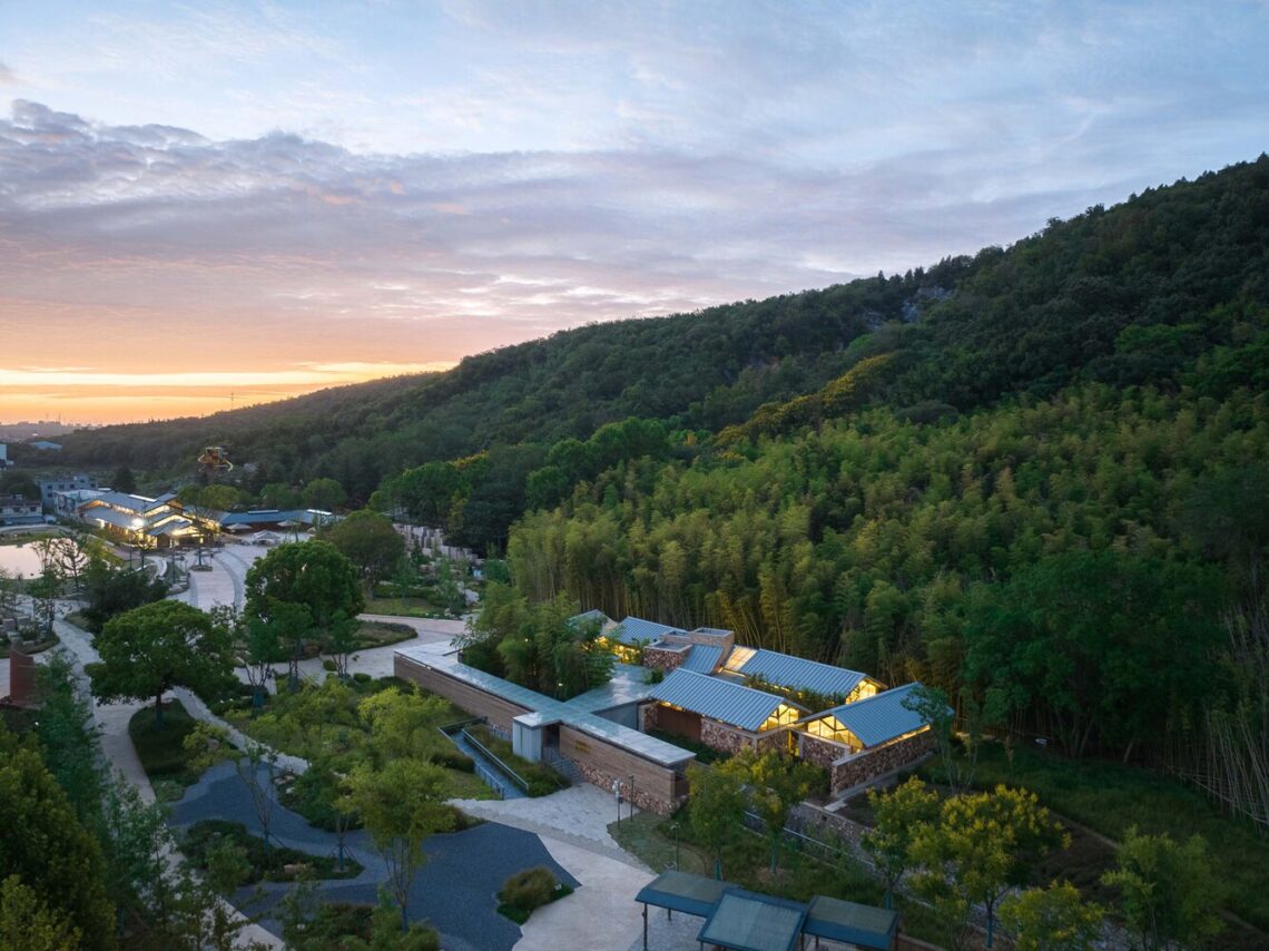 The tourist service station of tangshan ape man cave / aeseu architectural technology and art studio