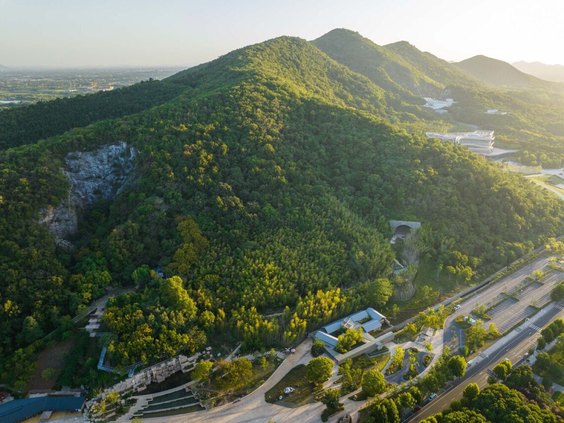 The tourist service station of tangshan ape man cave / aeseu architectural technology and art studio