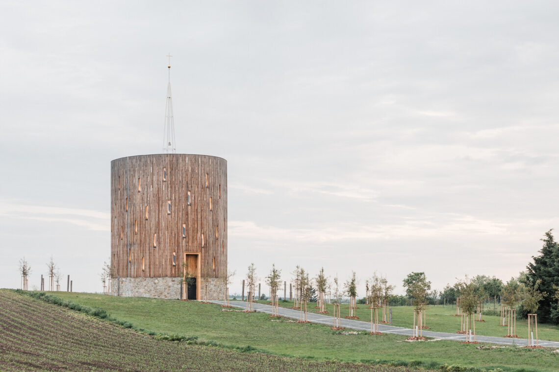 Our Lady of Sorrows Chapel / RCNKSK