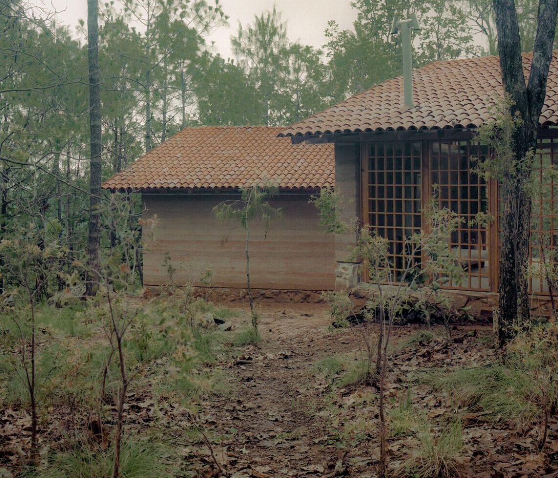 La luciernaga house / uno más uno + moro taller de arquitectura