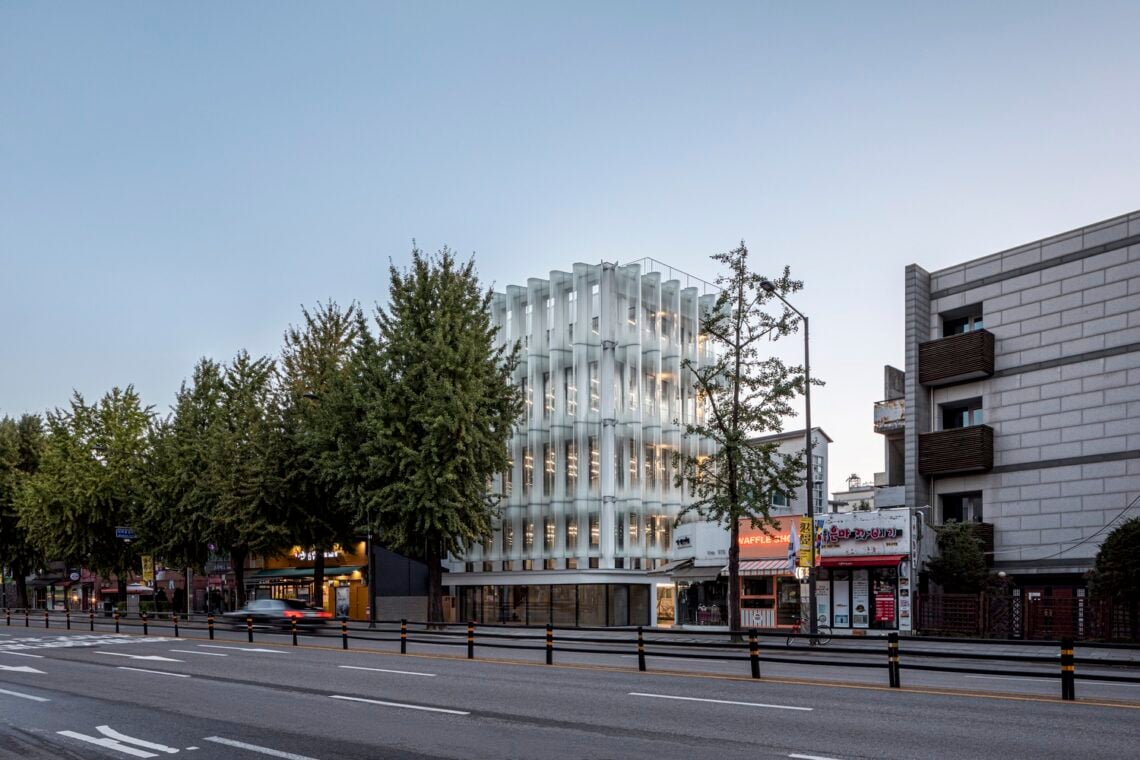 West glow office and retail building / society of architecture