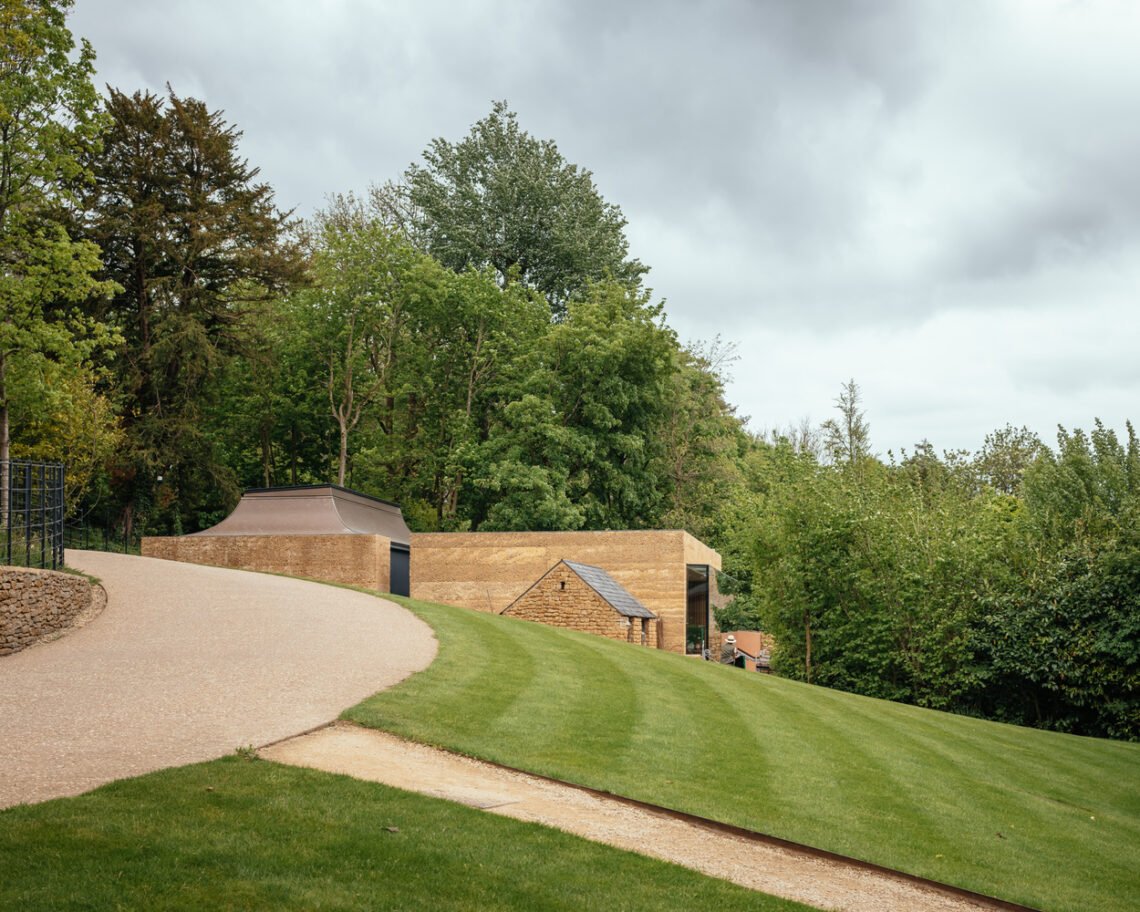 Rammed earth yoga studio / invisible studio