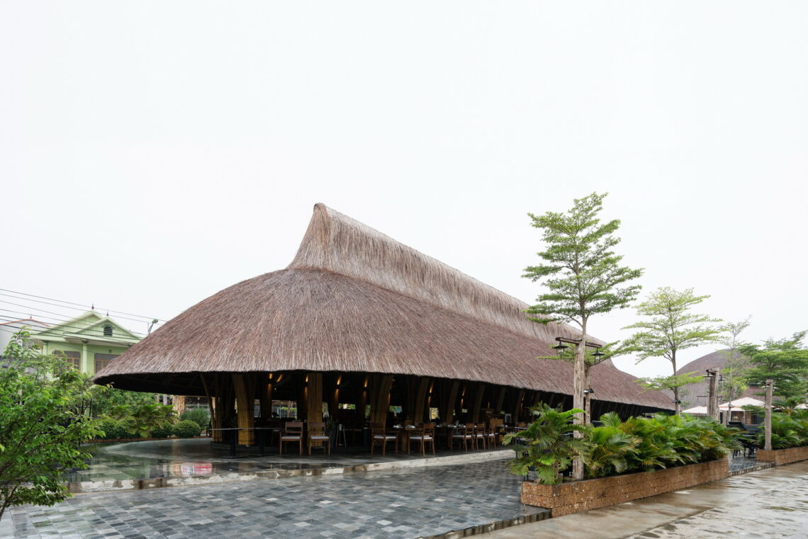 Bamboo Long House Restaurant / BambuBuild