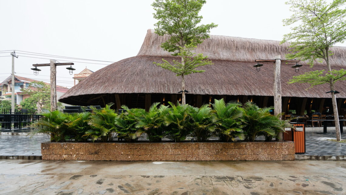 Bamboo Long House Restaurant / BambuBuild