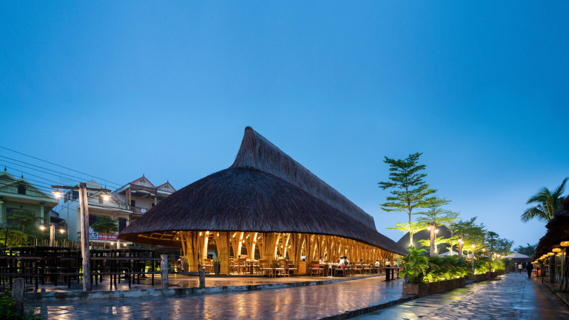 Bamboo Long House Restaurant / BambuBuild