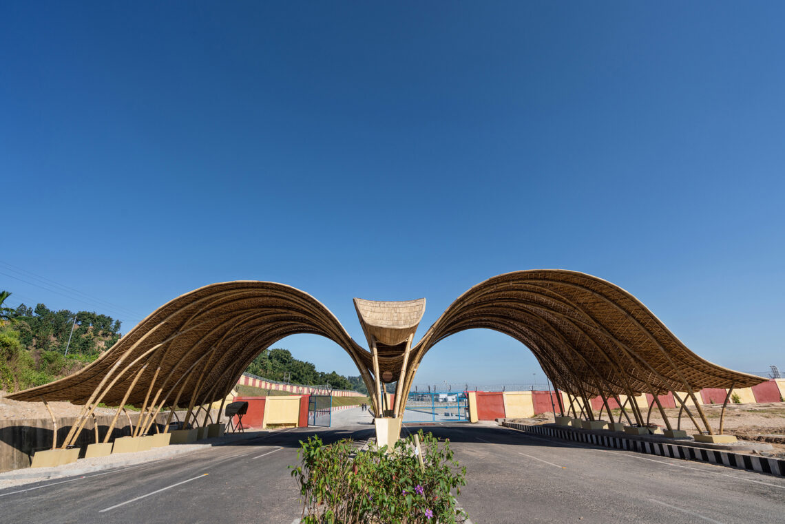 The Great Hornbill Gate / STUDIOARO