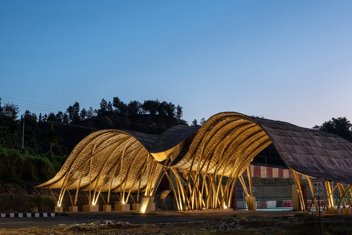 The Great Hornbill Gate / STUDIOARO