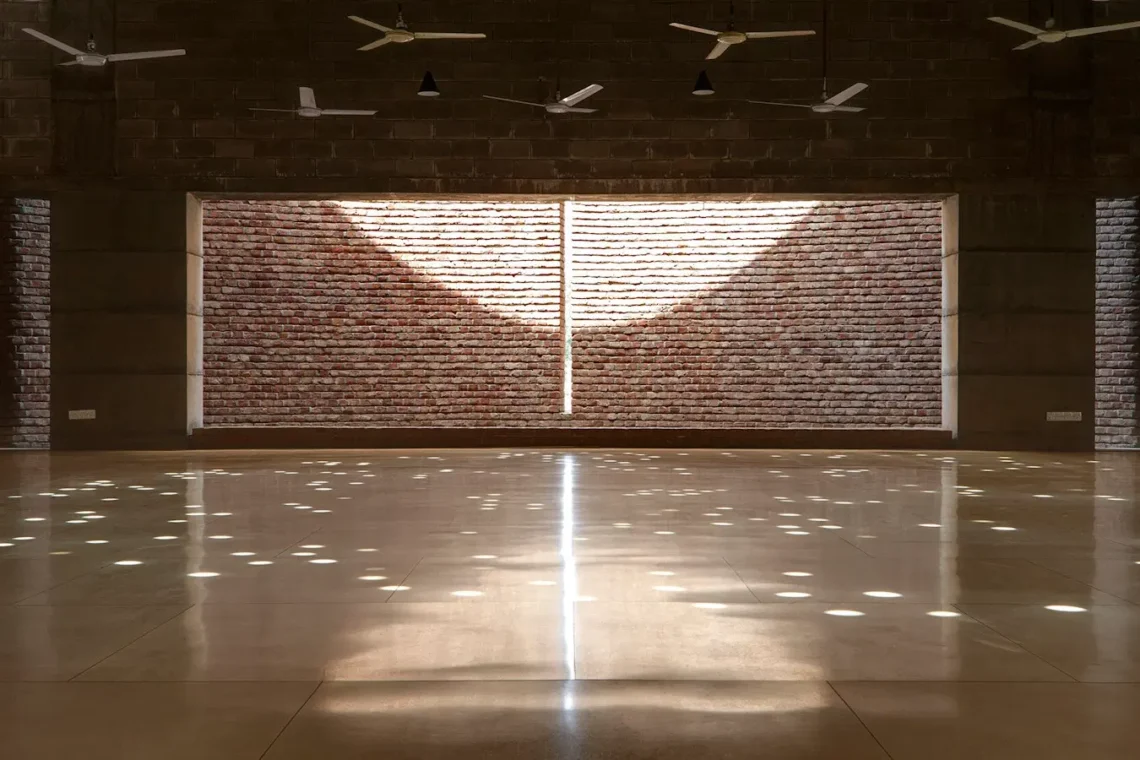 The Prayer Hall, a gap in the brick wall denotes the direction of the qibla - Bait Ur Rouf Mosque, Dhaka, Bangladesh - Marina Tabassum - © AKTC Rajesh Vora