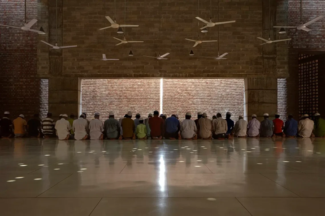 The Prayer Hall - Bait Ur Rouf Mosque, Dhaka, Bangladesh - Marina Tabassum - © AKTC Rajesh Vora