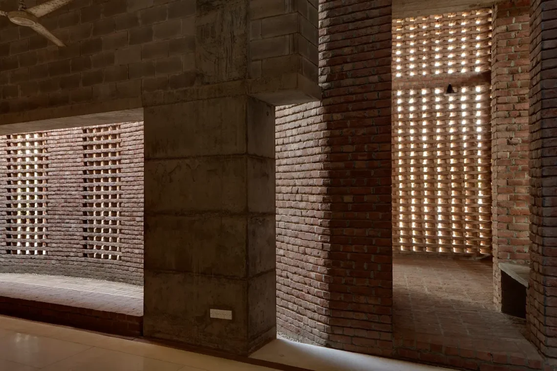 Natural light and ventialtion - Bait Ur Rouf Mosque, Dhaka, Bangladesh - Marina Tabassum - © AKTC Rajesh Vora